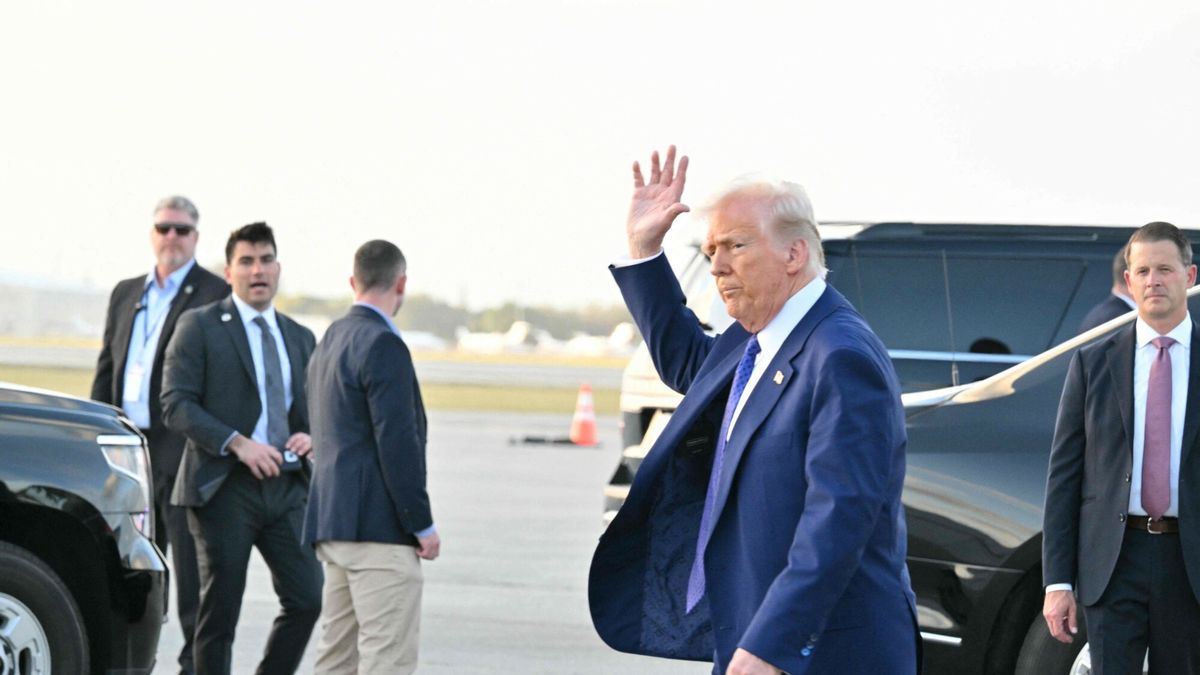 Temporary
US President Donald Trump waves after stepping off of Air Force One upon arrival at Palm Beach International Airport in West Palm Beach, Florida, on February 14, 2025, en route to his Mar-a-Lago resort. (Photo by ROBERTO SCHMIDT / AFP)
ROBERTO SCHMIDT