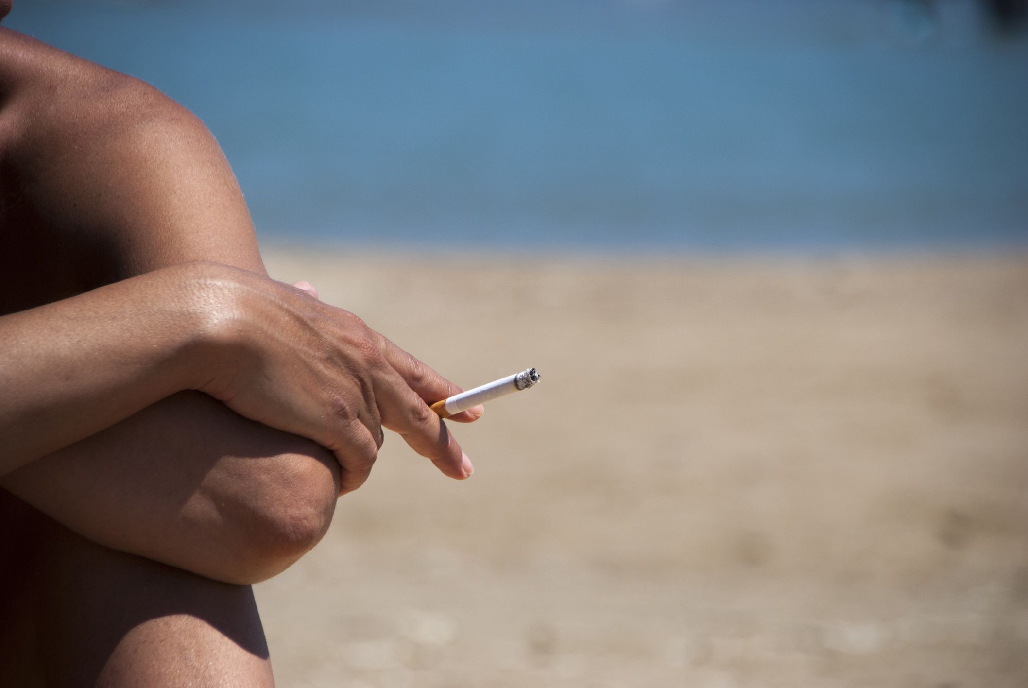 Palenie papierosów na plaży będzie karane surową grzywną 