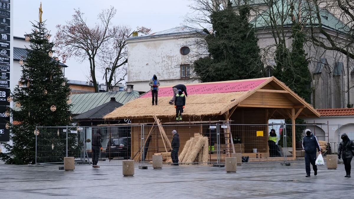 Montaż szopki bożonarodzeniowej w Lublinie