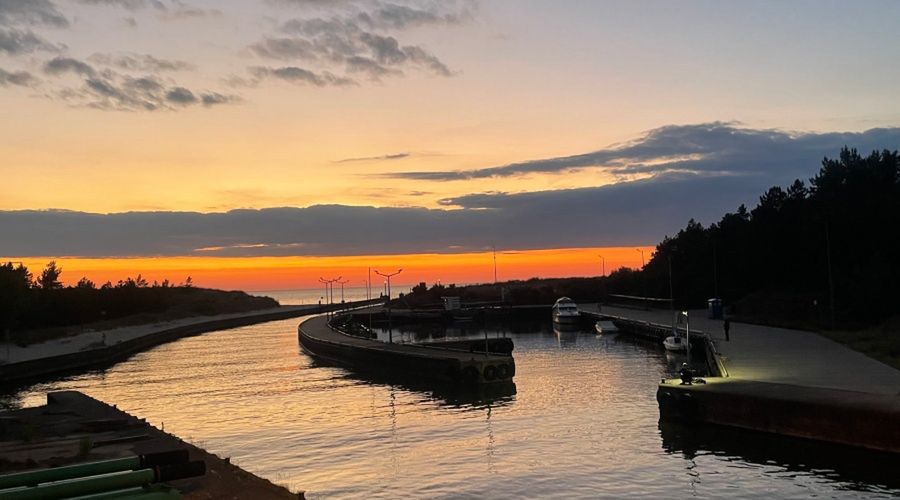 Wakacyjny kurort w Dźwirzynie – między jeziorem a morzem