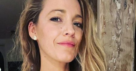 Blake Lively pozuje w stroju kąpielowym DWA MIESIĄCE po porodzie. Fani: "Jak ty to robisz?!" (ZDJĘCIA)