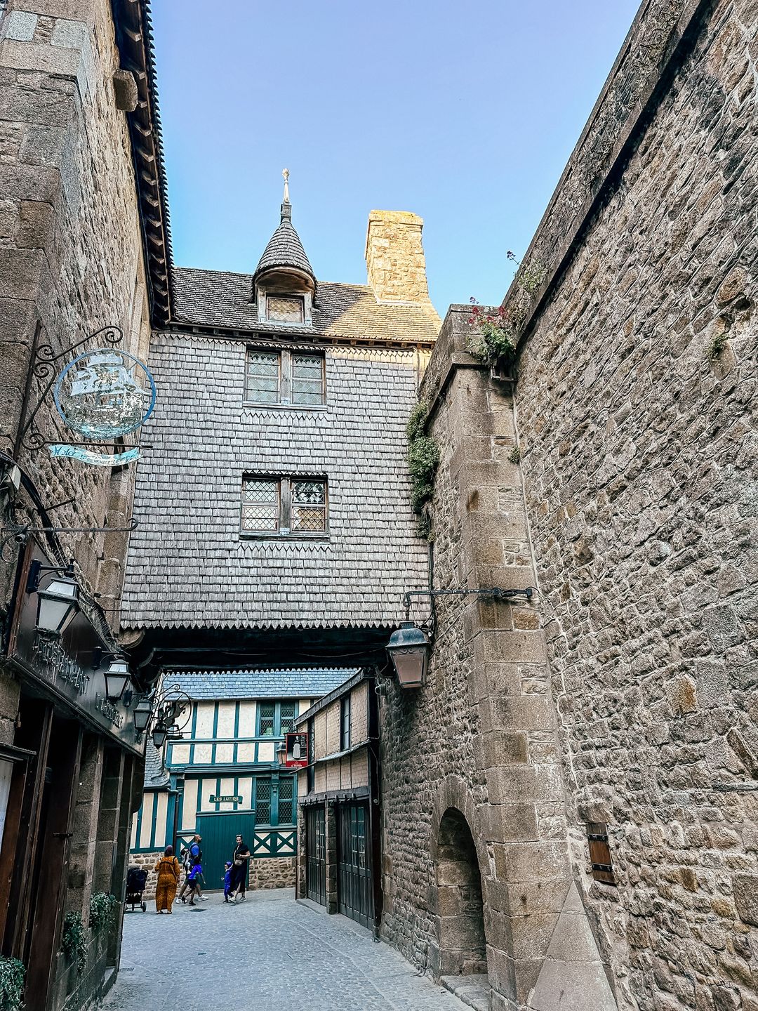 Średniowieczne zabudowania to wizytówka Mont Saint-Michel