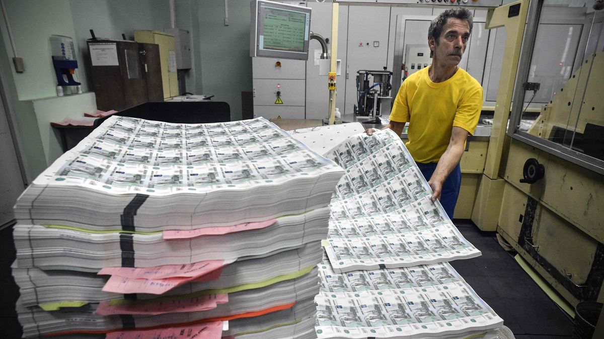 Na zdjęciu rosyjska wytwórnia papierów wartościowych (Photo by Alexander NEMENOV / AFP)