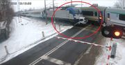 Błonie: Chwile grozy, pociągi sprasowały auto, jest nagranie