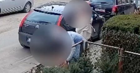 20-latek znęcał się nad kotem na oczach dziecka. Policja pokazała nagranie