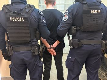 Kluczbork: Przyszedł na komendę zgłosić kradzież. Po sprawdzeniu w policyjnych bazach sam trafił za kraty