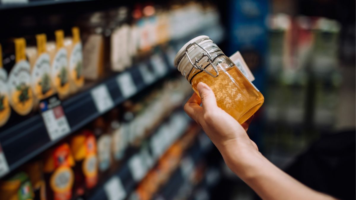 Kobieta ogląda słoik miodu