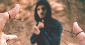 Najgroźniejsze sekty w Polsce. Odbierają wolność krok po kroku