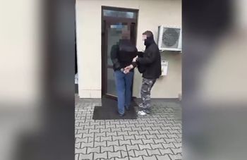 "To jest kpina". Obnaża się przed dziećmi, zostanie na wolności