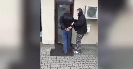 "To jest kpina". Obnaża się przed dziećmi, zostanie na wolności