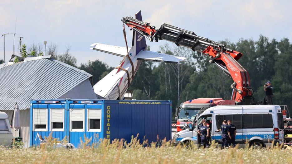 Samolot uderzy? w hangar na lotnisku w Chrcynnie
Fot. Piotr Molecki/East News, Chrcynno (woj. mazowieckie), 18.07.2023. Maly samolot pasazerski Cessna 208 uderzyl 17 bm. w hangar na lotnisku w Chrcynnie. W budynku byli ludzie, sa poszkodowani i ofiary smiertelne. Do wypadku dosz?o na terenie aeroklubu SkyDive Warszawa w Chrcynnie kolo Nowego Dworu Mazowieckiego i Nasielska, podczas ladowania maszyny w zlych warunkach atmosferycznych. N/z usuwanie wraku.
Piotr Molecki
