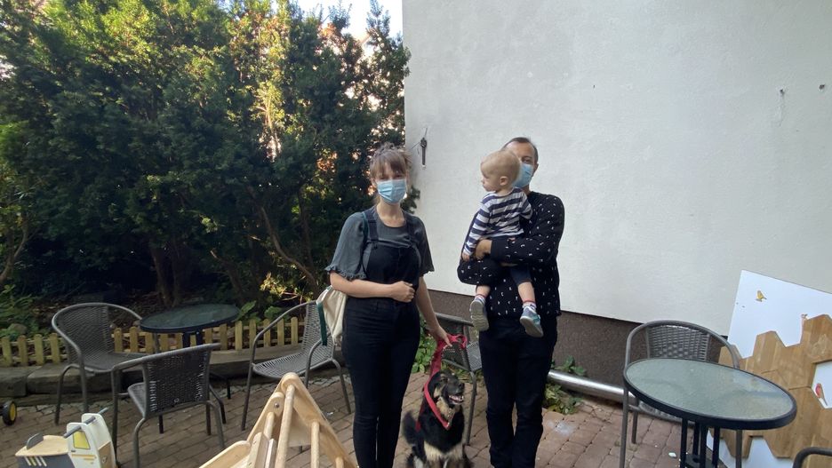 Do ursynowskiej "Ptaszyny przychodzą warszawiacy, którzy chcą dołożyć coś do paczek, które będą dostarczane do uchodźców, którzy utkną na granicy. Olga, Paweł i malutki Kosma, a także towarzysząca im czworonożna Klara, także zajrzeli tu specjalnie w tym celu, a przy okazji pobawili się z synkiem (Barbara Kwiatkowska)