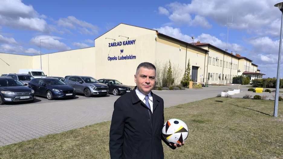 Prezydent Puław Paweł Maj przed Zakładem Karnym w Opolu Lubelski