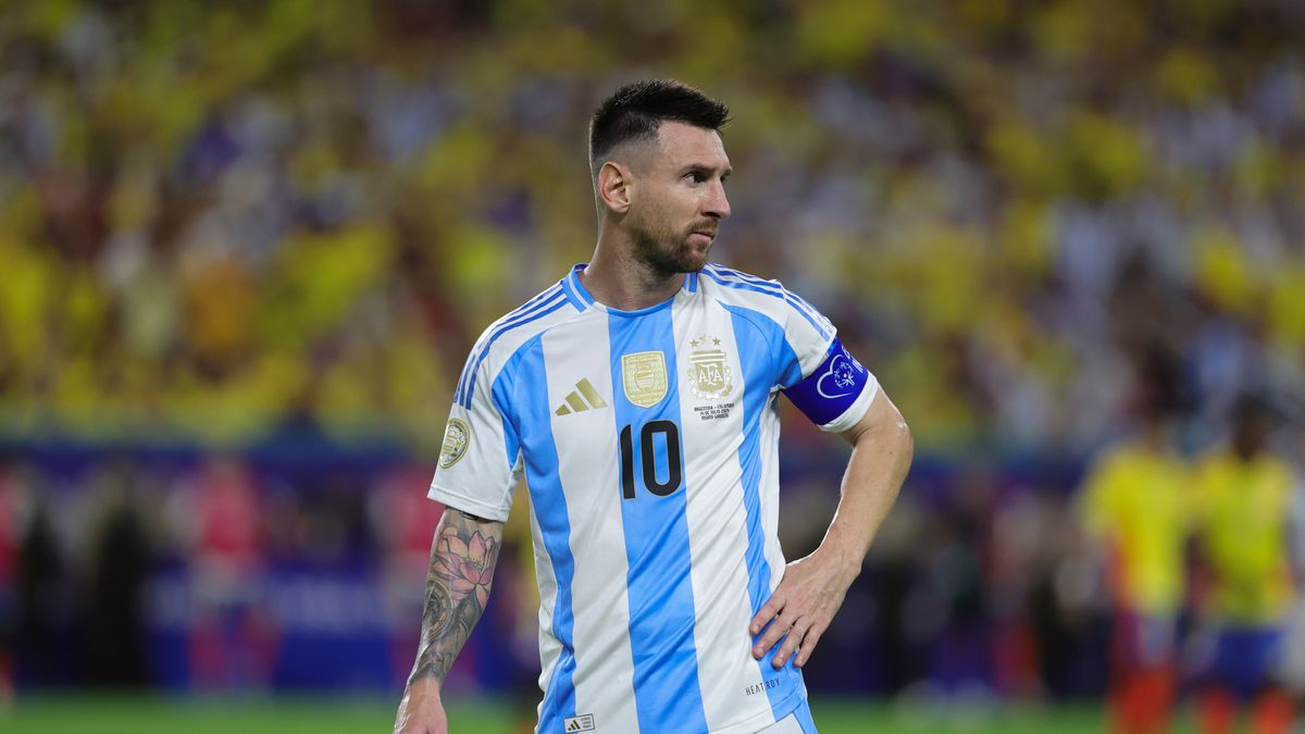 MIAMI, FL - JULY 14: Lionel Messi #10 of Argentina during the Copa America 2024 Final game between Colombia and Argentina at Hard Rock Stadium on July 14, 2024 in Miami, Florida. (Photo by Carl Kafka/ISI Photos/Getty Images)