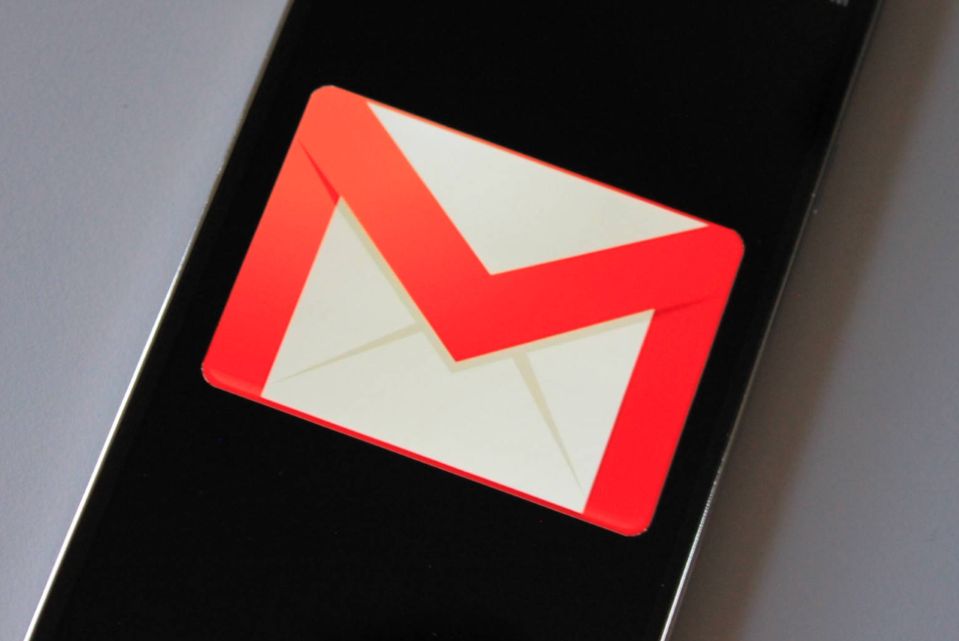 Nowy Gmail na iOS-a obsługuje wiele kont pocztowych i iPhone’a X
