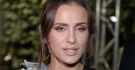 Swojska Sara Boruc WYRZUCA ŚMIECI w kapelusiku Chanel. Stylowa? (FOTO)