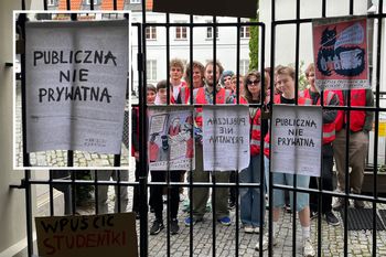 Studenci zamknięci za bramą. Trwa strajk okupacyjny na UW