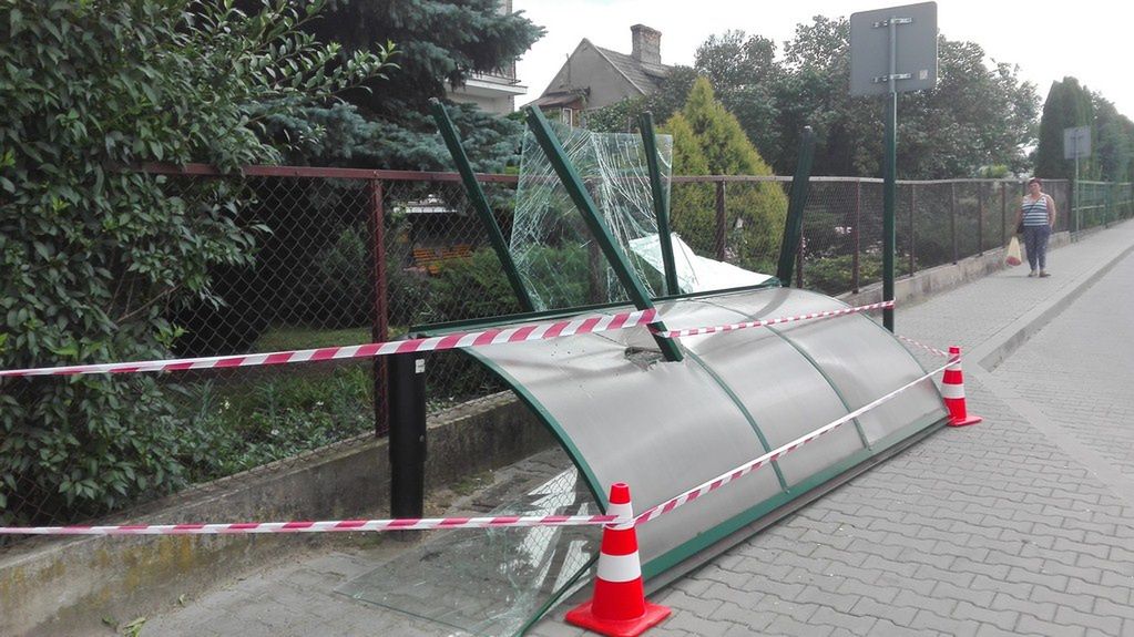 Autobus MPK wjechał w przystanek