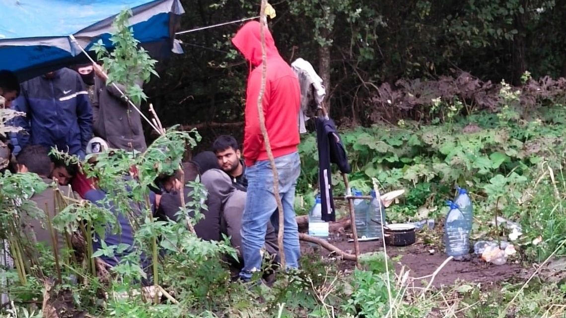 grupa migrantów koczujących przy granicy z Polską na Białorusi