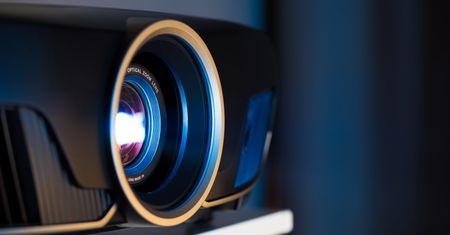 Zrezygnujesz z telewizora. Co musisz wiedzieć, nim wybierzesz projektor