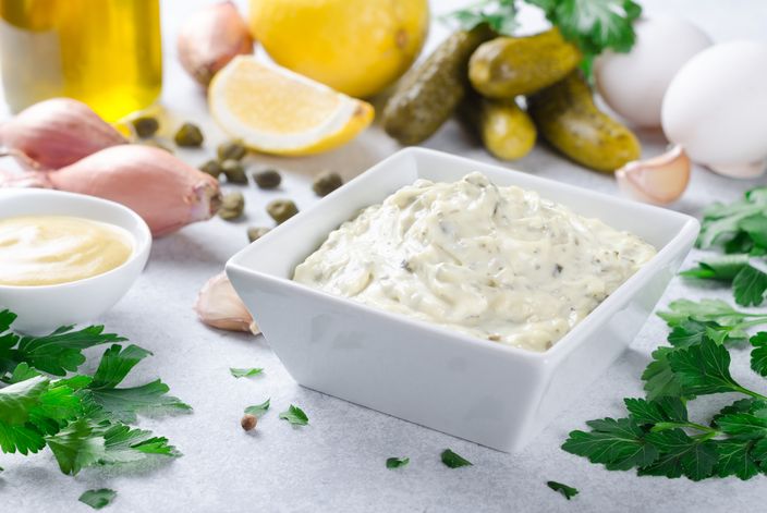 Sos remoulade to gęsty sos na bazie majonezu.