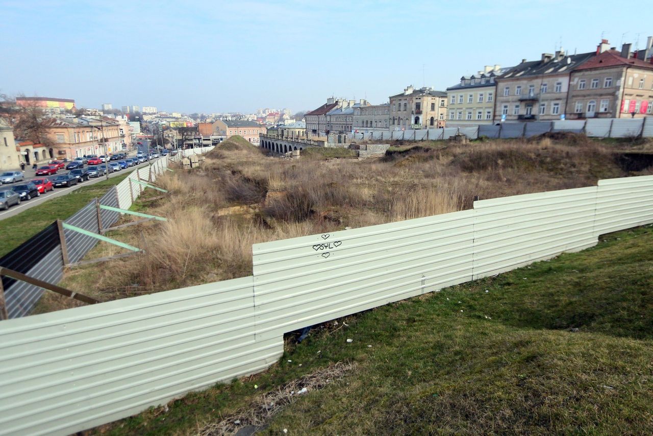 Lublin: Setki aut będą mogły zaparkować obok ratusza. Koparki wjechały na teren przyszłej inwestycji