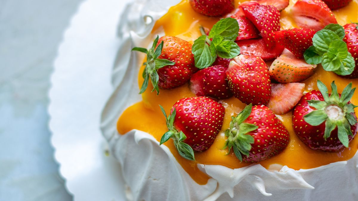 Beza Pavlova z mascarpone to popularny deser.