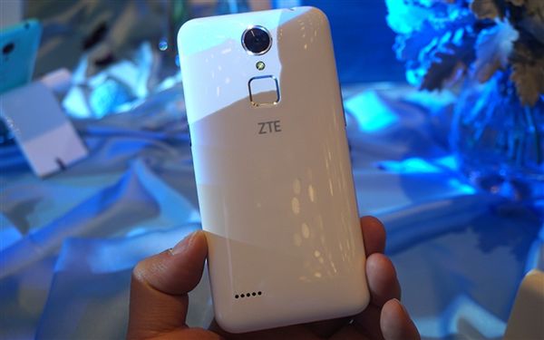 ZTE Blade A1 to jeden z najtańszych smartfonów z czytnikiem linii pailarnych 6