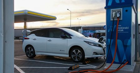Dopłaty do samochodów elektrycznych oficjalnie bez podatku. Na tym koniec dobrych wiadomości
