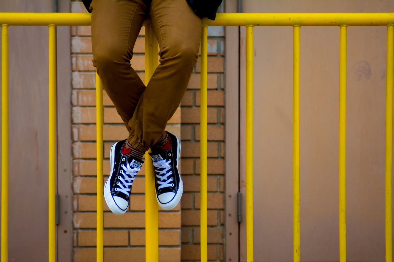 Modne spodnie na wiosnę. Jeansy, chinosy i joggery