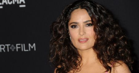 Salma Hayek pozuje nad basenem. Odtworzyła fotkę w bikini sprzed 21 lat