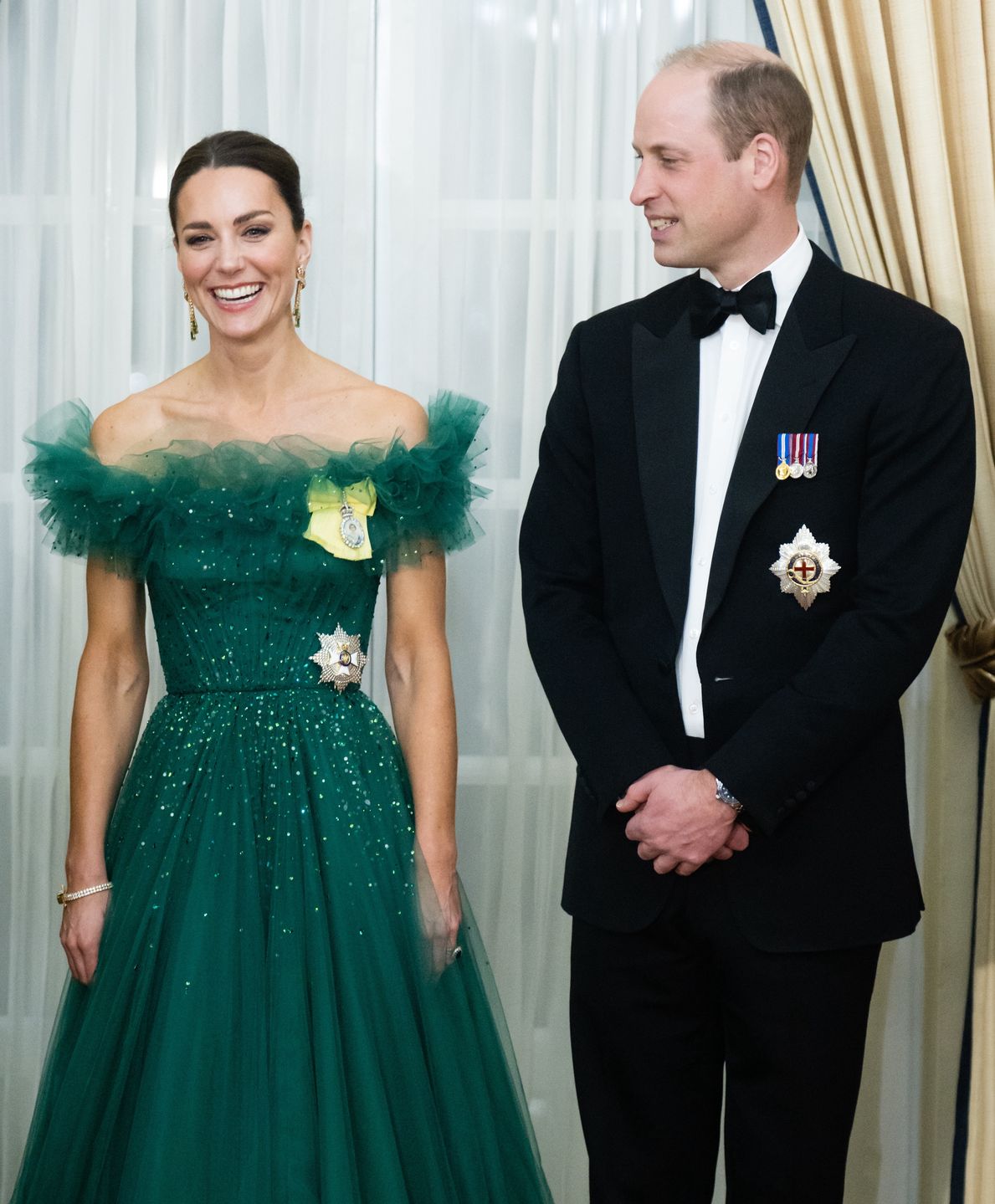 Kate Middleton bryluje w sukni projektu Jenny Packham na uroczystej kolacji u gubernatora Jamajki