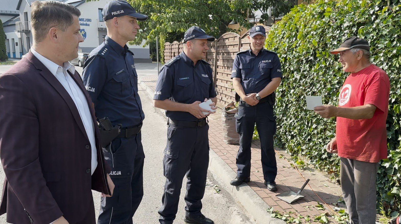 Nietypowa akcja w Kamieńsku. Burmistrz Jarosław Bąkowicz oraz policjanci przypominali o zabezpieczaniu domów przed włamaniami