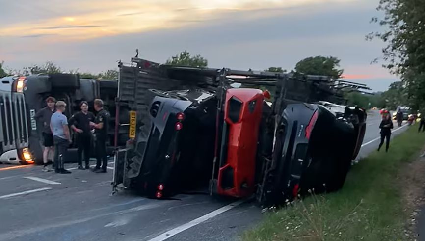 Pojazdy wylądowały na boku blokując drogę