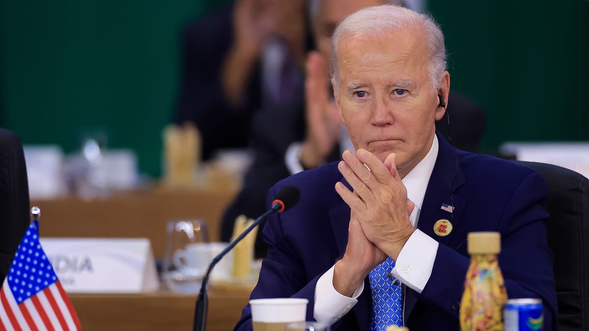 RIO DE JANEIRO, BRAZIL - NOVEMBER 18: Joe Biden president of The United States claps during the first working session as part of the G20 Summit 2024 at Museu de Arte Moderna on November 18, 2024 in Rio de Janeiro, Brazil. The 2024 G20 Summit takes place in Brazil for the first time. The event gathers leaders of the most important economies. Starvation, sustainable development or social inclusion are some of the issues to be during the summit. (Photo by Buda Mendes/Getty Images)