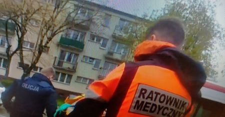 Spanikowany podbiegł do patrolu. Policjanci pomogli uratować mężczyznę