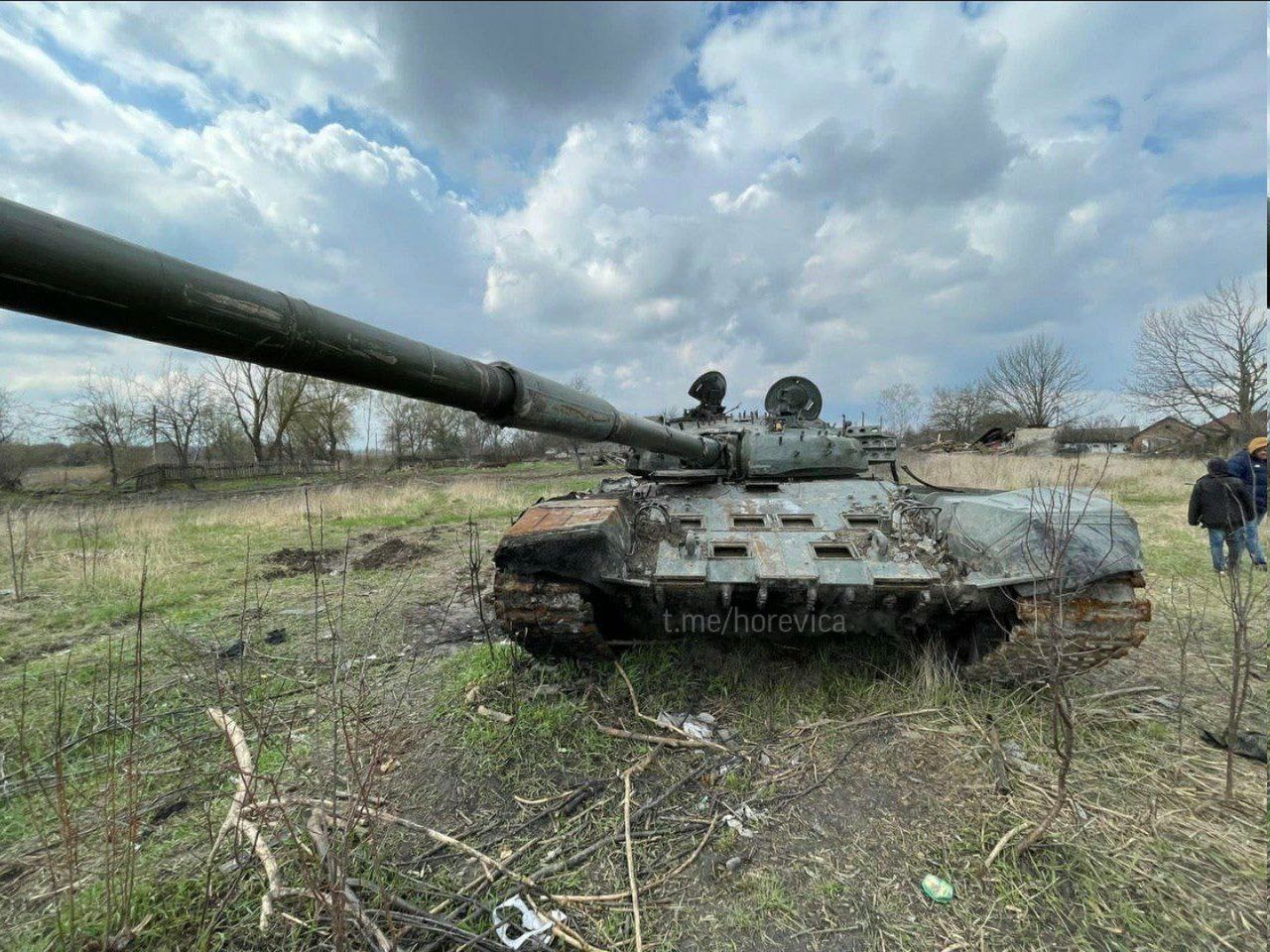 Rosyjski T-72B Obr. 1989 ograbiony z pancerza reaktywnego. 