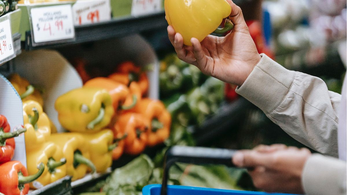 Polacy coraz częściej kupują żywność z krótkim terminem ważności