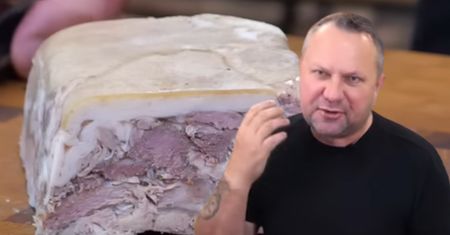 Tomasz Strzelczyk robi mistrzowską golonkę na zimno. Dodaje składnik, który niektórych przeraża