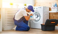 Z pralki leje się woda? Zadzwoń do LINK4, a my zorganizujemy pomoc!
