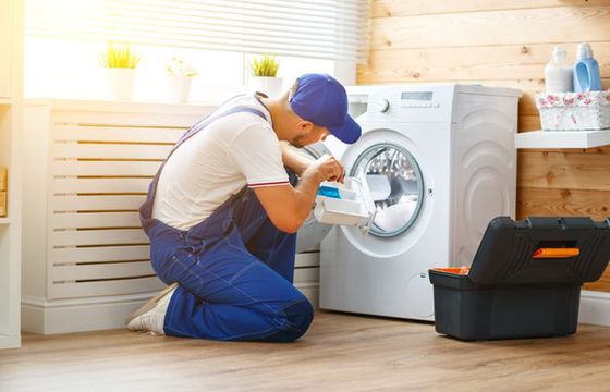 Z pralki leje się woda? Zadzwoń do LINK4, a my zorganizujemy pomoc!