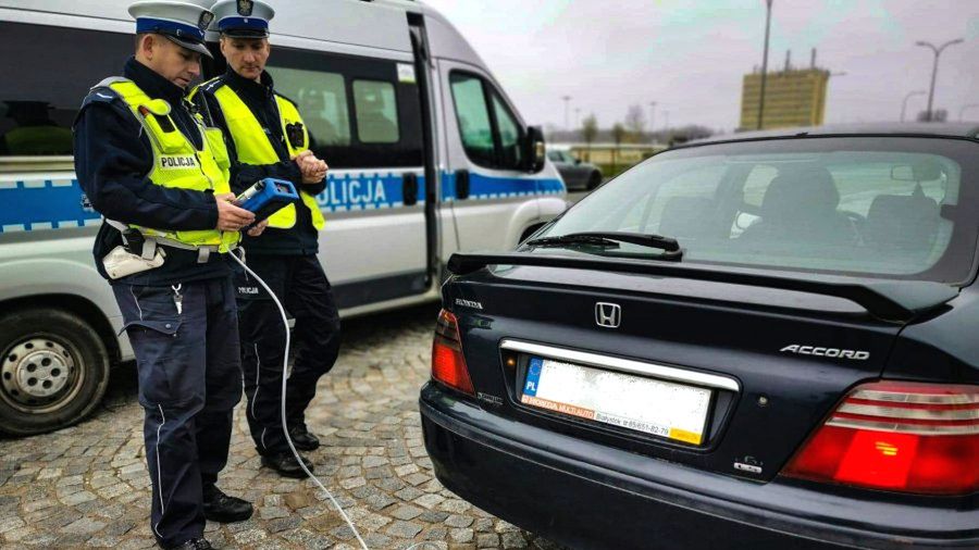 Niektóre nadmiernie zanieczyszczające powietrze pojazdy udaje się wychwycić w policyjnych akcjach "Smog". Rozwiązań systemowych na razie jednak nie będzie