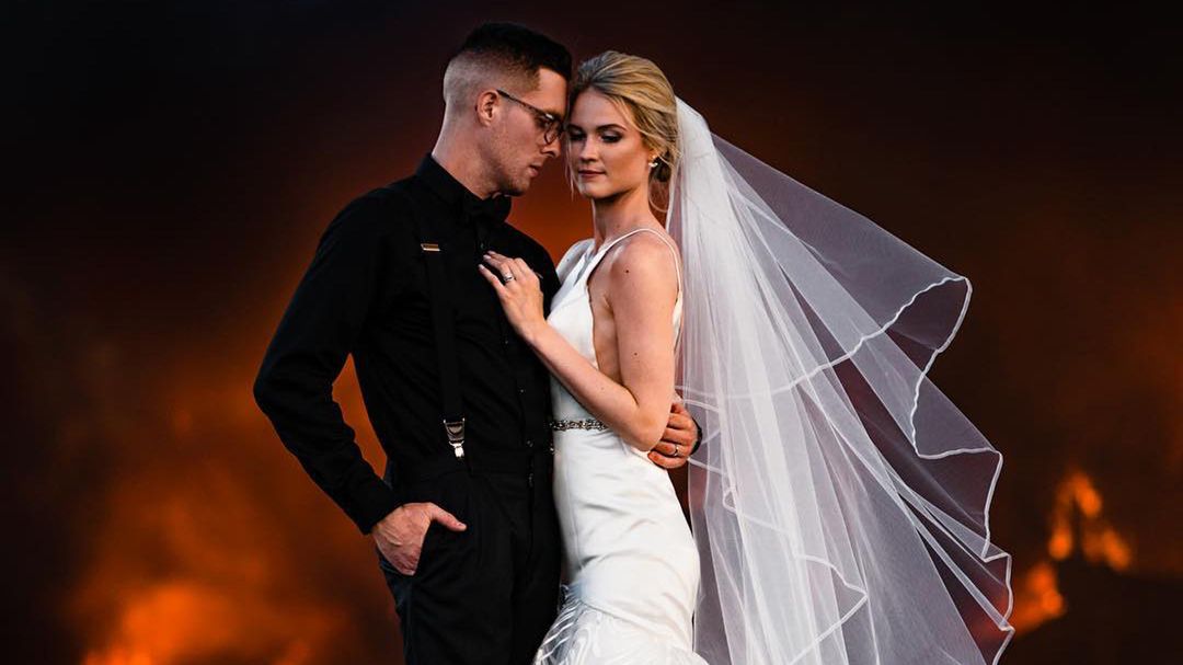 Zdjęcie ślubne na tle pożaru podbija internet. Jest mistrzowskie! 1