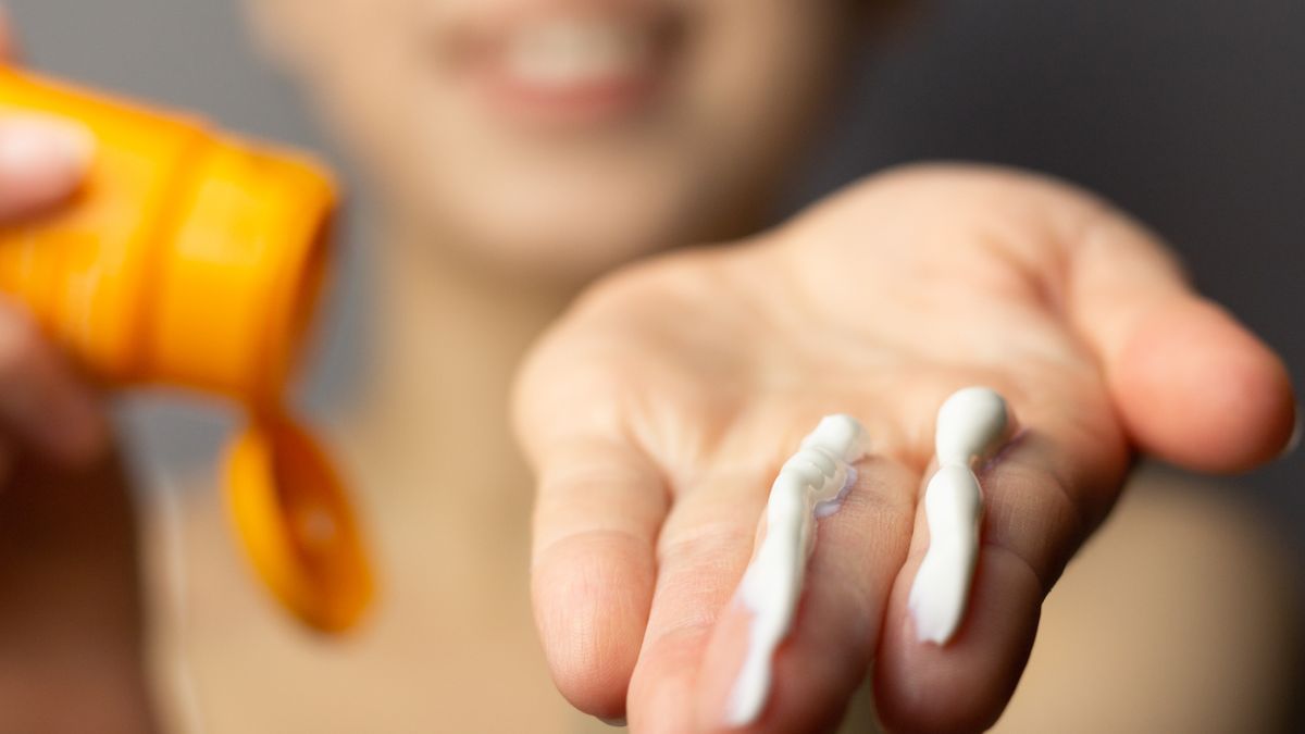 Kwas stearynowy pojawia się w wielu produktach kosmetycznych. Występuje w kremach z filtrem SPF.