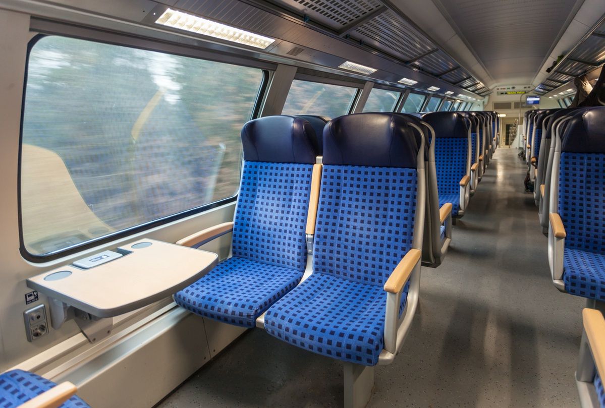 Fotele w pociągu mają genialną ukrytą funkcję. Mało kto ma świadomość