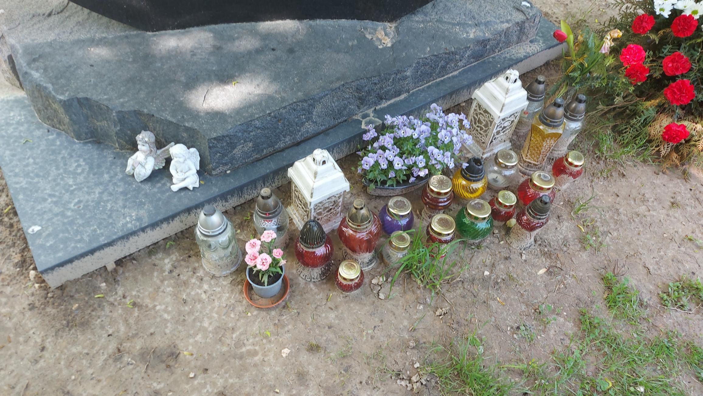 Płoną tutaj znicze pamięci. 