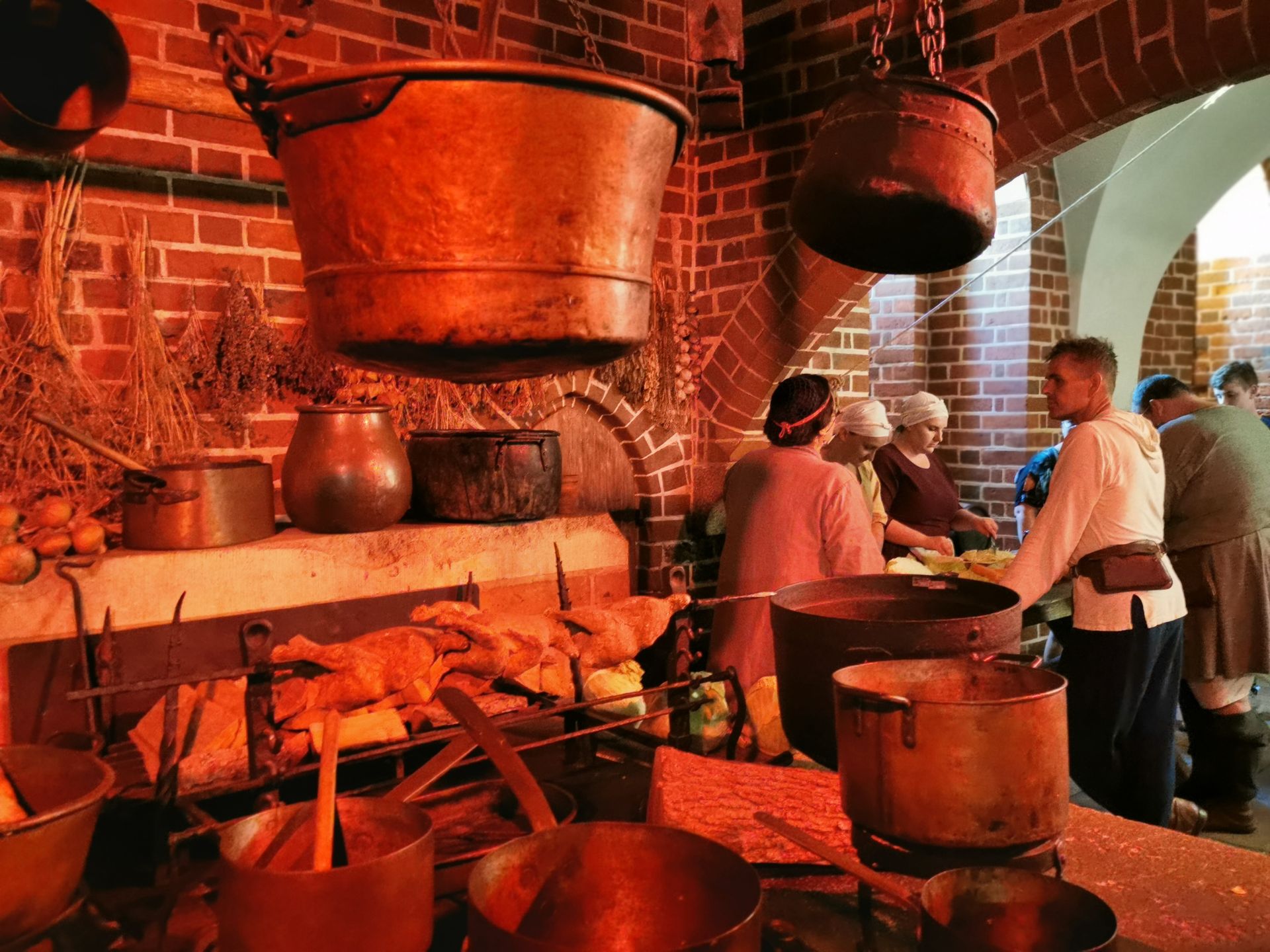 Nocne życie toczy się na zamku jak przed laty