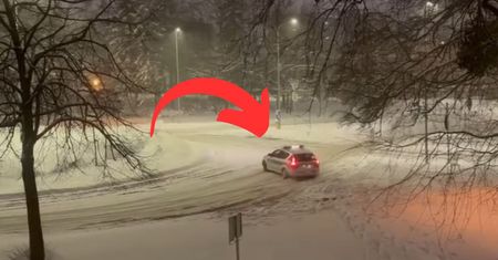 Nagrali radiowóz na rondzie. "Leciał bokiem". Policja dementuje