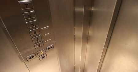 Dramatyczne chwile w Lublinie. Mężczyzna wpadł do szybu windy