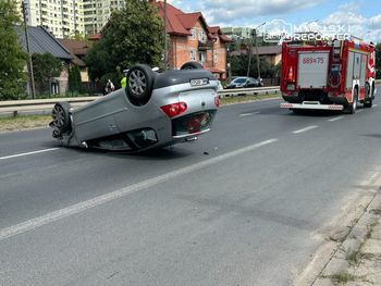 Dachowanie w Markach. Dwie osoby ranne, w tym dziecko